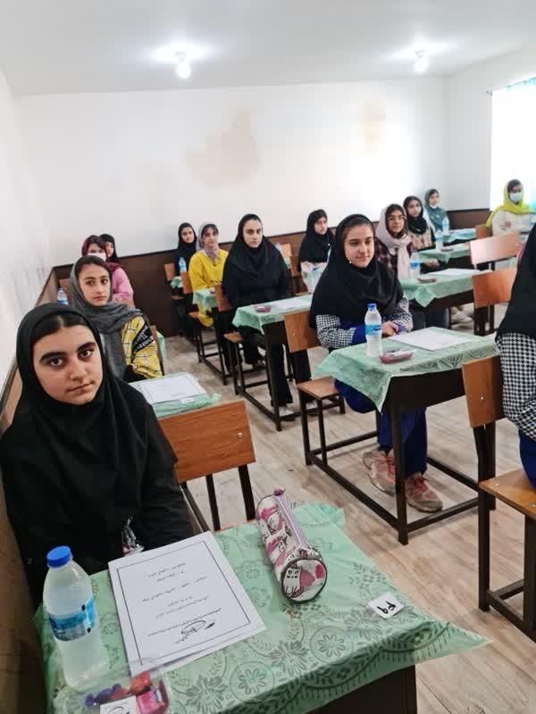 شرکت دانش اموزان در آزمون تعیین سطح